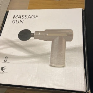 Massage Gun  - Skön att använda efter ett gym pass eller vilken träning som helst där du slappnar av och masserar musklerna med en massage Gun 