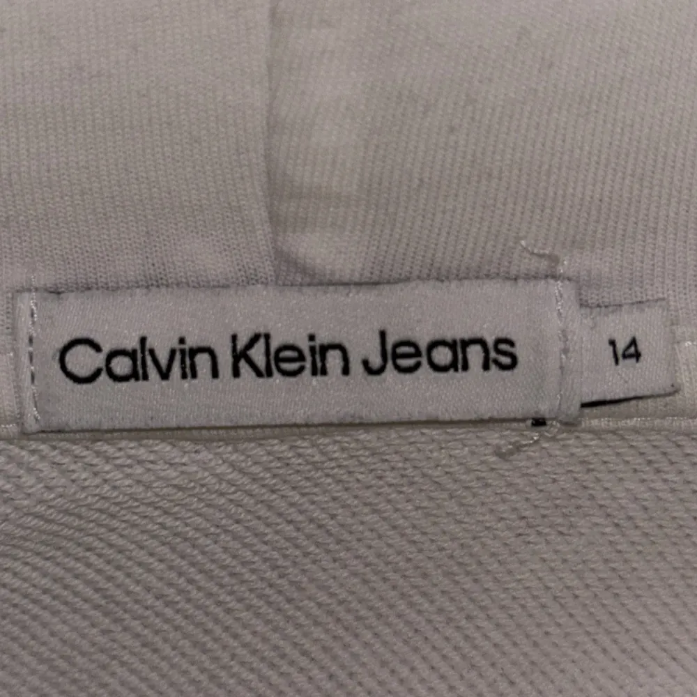 Vit Calvin Klein tröja köpt från Zalando.  Storlek: 14 år/ Modellen är 168 Skick: Ganska Ny Priset går att diskutera.. Hoodies.