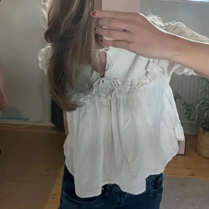 Zara blus - Supersnygg zara blus som inte kommer till andvädning. Tröjan har inga defekter! Tveka inte på att höra av dig vid frågor 😇