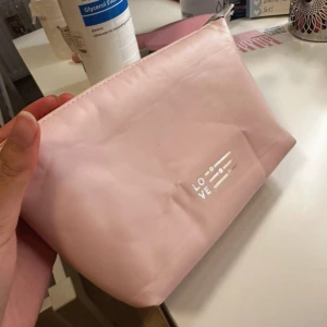 Rosa förvaring - En förvaring som ska säljas pga jag inte gillar den. Den får plats med mycket grejer och är bra för smink som necessär, till skolan osv.