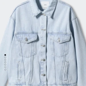 Mango jeansjacka - Säljer min jeansjacka från mango då den inte kommer till användning längre! Slutsåld i alla storlekar!! KAN TÄNKA MIG GÅ NER I PRIS! Köptes för 499kr säljer för 350!