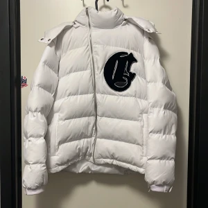 Corvidae Puffer jacket - Storlek S men sitter som en M. Han även funka L. Man kan ta bort luva och armar för att det ska bli en väst. Lite smutsig och kan därför gå ner i pris. 
