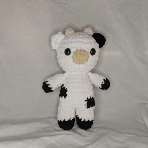 Virkad ko 🐮 - Höjd: 20cm Bred: 12cm Det är en egenvirkad ko som är gjord på fluffigt garn som är 100% polyester 