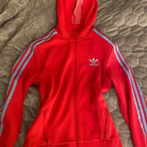 Adidas kofta  - Jätte snygg adidas kofta som används tidigare men fortfarande i väldigt bra skick!! ❤️  Pris kan alltid diskuteras 🌸