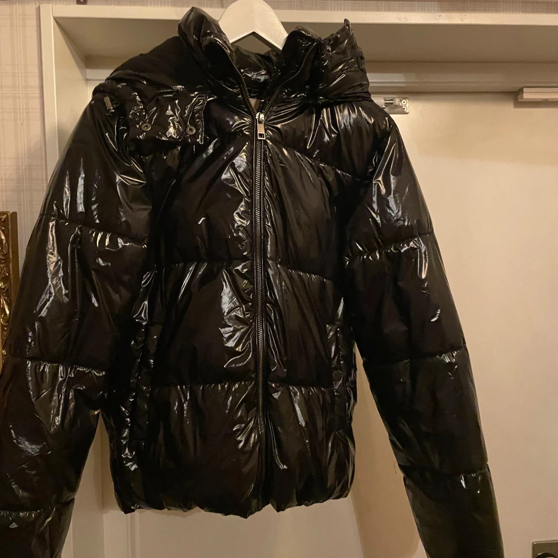 Svart glansig vinter jacka  - 91