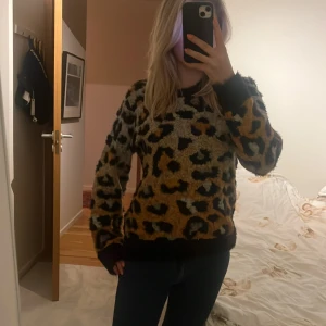 Leopard tröja  - Fluffig och gosig leopard tröja perfekt till hösten❣️❣️