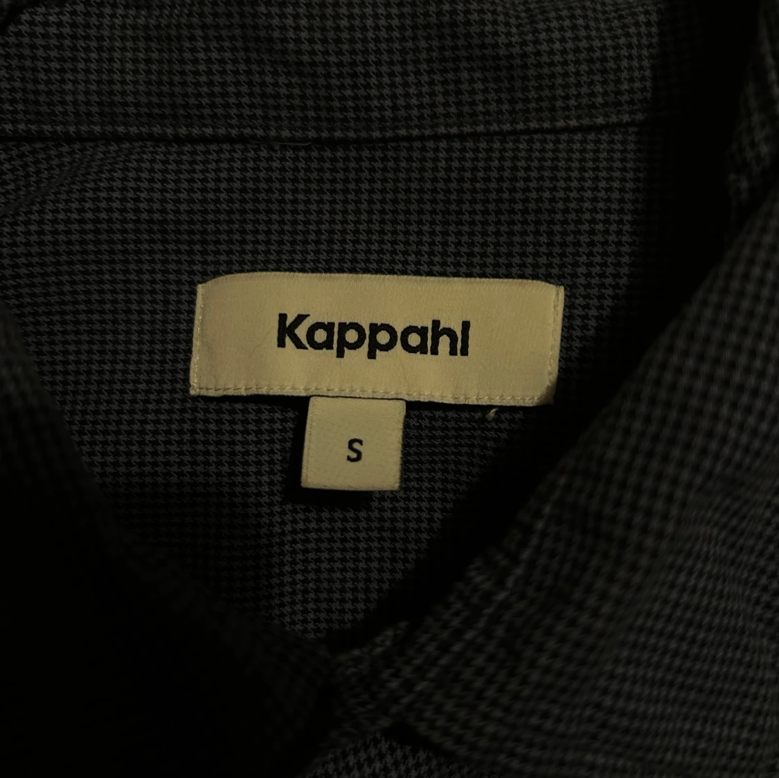 Mörkblå rutig skjorta från Kappahl - 90