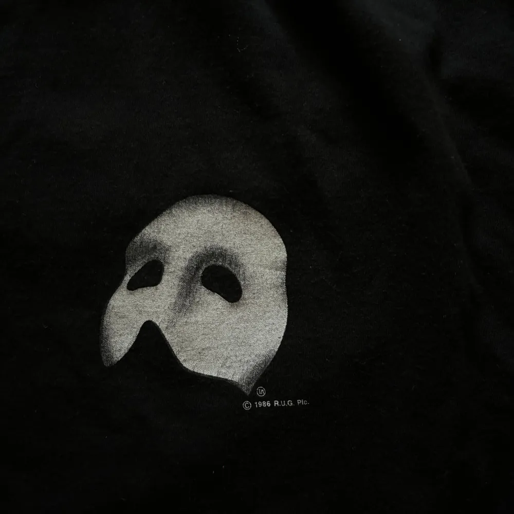 Säljer en svart t-shirt tryck av Phantom of the Opera. Den visades mellan 1989-1994. T-shirts.