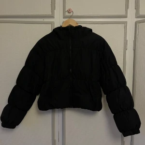 Pufferjacka - Jacka från h&m , lite märken på användning men går bort i tvätten. Köptes för 449kr
