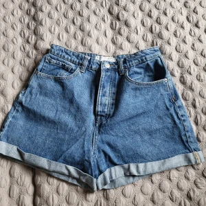 Shorts  - Shorts från Stradivarius. Storlek 38.