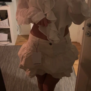 Kjol - En beige volang kjol i xs från bershka Helt ny med prislappen kvar för har inte kommit till användning. Köpt för 300kr säljs för 200kr💕