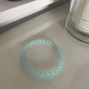 Turkost armband med pärlor - Säljer ett superfint turkost armband med glansiga pärlor. Perfekt för att ge en färgklick till din outfit! Armbandet lyser även i mörkret! Passar både till vardags och fest. 💙