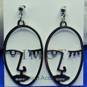 Örhängen - Abstrakta ansikten - Örhängen med stift, läckra abstrakta ansikten i silver. ✨️✨️✨️Titta igenom alla mina upplagda och köp fler saker i bundle för att spara på frakten och få allt du köpt i ett och samma paket✨️✨️✨️