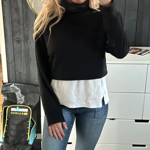Svart polo  - Svart polo i ”hoodie”/ college tröja material❤️knappt använd, fortfarande gosig inuti och i jättefint skick💕