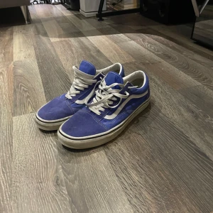 Vans skor  - Säljer ett par vans skor dem har inga defekter o ser helt okej ut!