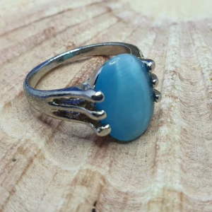 Ring med blå cateye st 17.5 - Ring med blå cateye st 17.5 ✨️✨️✨️Titta igenom alla mina upplagda och köp fler saker i bundle för att spara på frakten och få allt du köpt i ett och samma paket✨️✨️✨️