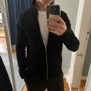 Fullzip Merino ull - Väldigt fin fullzip från Brothers i Merino ull! Tröjan är i perfekt skick och passar storlek S:)