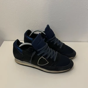 Philippe model trpz - Säljer ett par riktigt feta Philippe model för endast 1699kr. Skicket är riktigt bra ( 8-10) och inga andra defekter än lite smuts. Färgen navyblue och storlek 43. Priset kan diskuteras vid snabbaffär