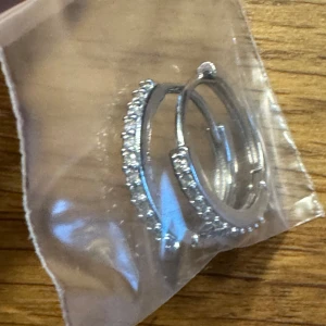 Örhängen  - Oanvända silvriga örhängen, rostfritt stål! 