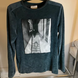 Limitato  - Hej, säljer nu denna Limitato tröja så den inte kommer till användning. Skicket på tröjan är 10/10. Storlek S men passar även M.Tveka inte på att höra av dig om du har några funderingar.