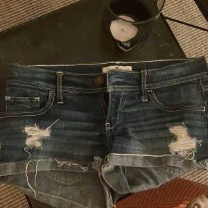 Jättefina jeansshorts  - Hollister jeansshorts💕 säljer på grund av att jag inte tycker att de passar mig! Köpta på loppis! W26❣️