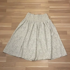 Kjol  - Den är från uniq wcar, storlek 146/152. Mycket bra skick, jag har använt den få gånger.