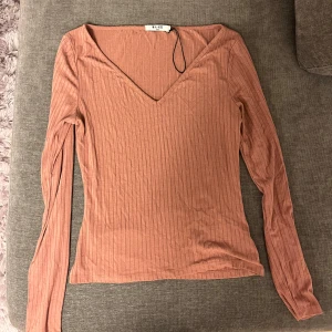 Rosa topp - Säljer denna rosa ribbade toppen från nakd i storlek S. Aldrig använd så den är i nyskick💕💕