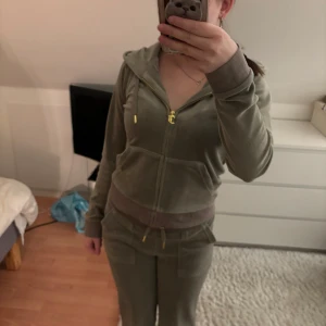 Juicy set grön - Tröjan är strl s och byxorna xs, de är i ny skick har bara använt 3-4 gånger.