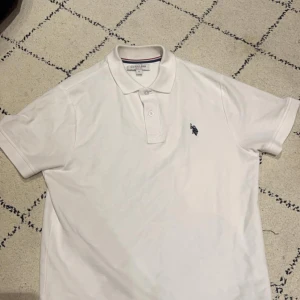 Ralph Lauren Polo - Säljer min Ralph Lauren polotröja för att den är för liten för mig. Den är i bra skick använd bara 3-4 gånger inomhus. Storlek M.