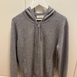 Kashmir hoodie från Sayless - Helt ny kashmir hoodie från sayless som inte kommer till användning. Storlek M men funkar till S, skick 10/10. Nypris 900 pris går att diskuteras