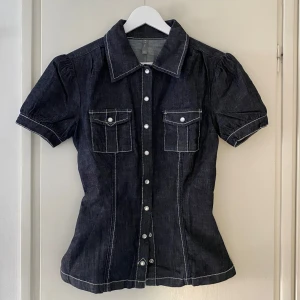 Jeansskjorta - Så jävla snygg jeansskjorta! Storlek M men den är insydd i midjan så passar mer en xs-s. Sitter figursytt.