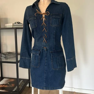 Jeans klänning - Vintage jeans klänning från vinokilo i split. Verkligen one of a kind!   står ingen storlek men passar S-M- mindre L den är stretchig. 