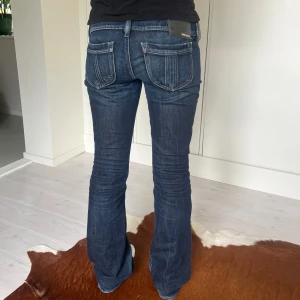 Diesel jeans - Lågmidjade jeans från diesel. Innerbenslängden är 82cm och midjemåttet tvärs över är 42cm