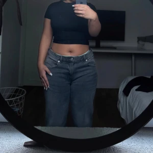 Bootcut jeans  - Gråa jeans med 90-tala stil från Lager 157 i storlek large. Fungerande fickor , silvriga knappar och går ut som boot cut jeans längst nere. Dom är för stora samt långa för mig ( är 157 cm)som det syns i bilden men sitter annars som en smäck. 