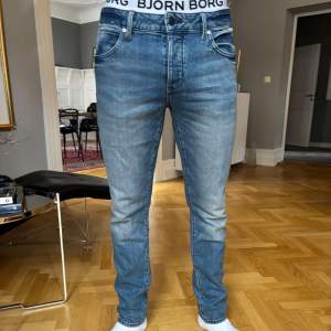 Inte alls använda 10/10, sjukt snygga Sthlm stil jeans går o matcha t allt. Sjukt nice brallor o bra kvalité 