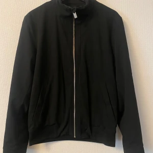 H&M jacka - H&M jacka Väldigt bar skick, syns inte att den ör använd Skriv om du har funderingar!