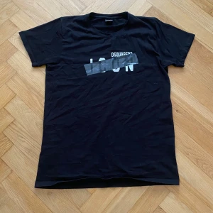 Dsquared2 tisha - Fet icon tisha från dsquared2. L men sitter som S. För mer frågor skriv gärna!!