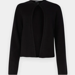 svart kofta  - Jätte fin svart kofta från gina🤍 köpt runt jul sparsamt använd då den tyvär är för liten. Perfekt till hösten🍂 första bilden är lånad från ginas hemsida🤍