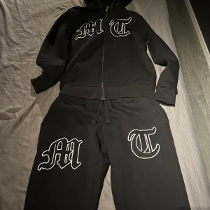 Tuttolente tracksuit - Säljer en tuttolente tracksuit i topp skick inget fel på både byxorna eller hoodien. Hoodie storlek xs  pris 900 Byxorna storlek s pris 900