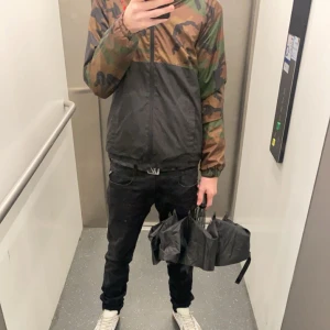 Jordan military vindjacka - Väldigt bra skick . Väldigt skön och bra och tight passform bra nu inför lite kallare väder och väldigt enkel att matcha ! Hör av er för fler frågor eller bilder. Priset är ej hugget i sten ! Är 180 och den är lite för liten på mig !💯🍾