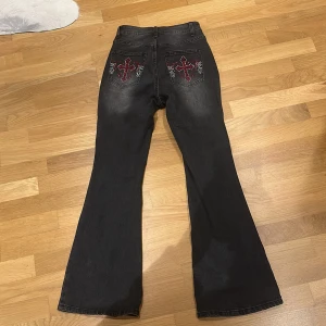 Jeans med glamm bak - Jätte fina och i jätte bra skick knappt använda för dem var försmå när jag köpte