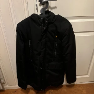 Lyle scott jacka - Säljer denna snygga jackan som är perfekt till vintern. Skick 9/10 för att hängare är trasig men det går att sy tillbaka. Pris kan diskuteras. Storlek 14-15 år men passar som en small
