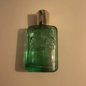 Parfums De Marly Greenly - Tja säljer nu min flaska av Parfums De Marly Greenly.  Cirka 80-85ml kvar skulle jag säga. Nypris på 75ml ligger på 2300kr.  Pris kan diskuteras  Mvh