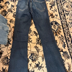 Ginatricot jeans - Säljer dessa supersnygga ginatricot jeans då de ej kommer till användning. Använda fåtal gånger!🥰 Nypris 500kr 