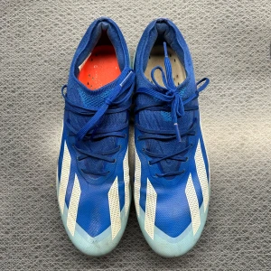 Adidas fotbollsskor - Adidas Crazyfast Elite som har mycket kvar att ge! 8/10 skick, inte helt intakt på ena skon bara. Nypris 2900 och man kan ej få tag på dem längre 🌟skorna är i storlek 43 1/3