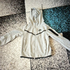 Nike tech tröja  - STORLEKEN ÄR 122-128 CM. Sålde den för att den är liten för mig. Jag använde den bara 2 gånger. :)