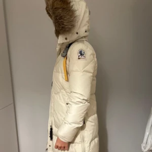Parajumper jacka dam - Super fin parajumper dam jacka till salu, gamla modellen så äkta päls osv. (köpt på nk i Göteborg)🤩 andvänd 2 sesonger så super fint skick storlek S! Nypris ca 10 000kr KVITTO FINNS!!
