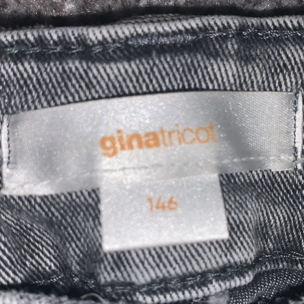 Säljer ett par gråa jeans ifrån Gina tricot. Inte använt så mycket. Säljer för 150kr. Storlek 146 de är i väldigt fint skick💖. Jeans & Byxor.