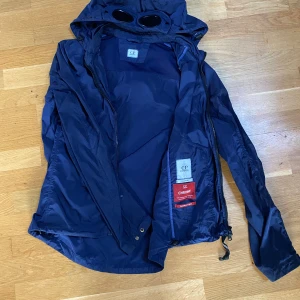 Cp company windbreaker  - Tja säljer nu min cp company windbreaker i väldigt fint skick kan skicka äktehetsbevis om de önskas 