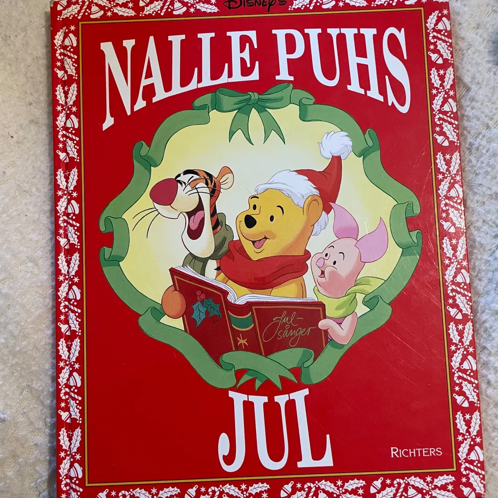 En Disney charmig bok om Nalle Puhs juläventyr, översatt av Stefan Diös och utgiven av Richters Förlag AB. Boken är tryckt i Ungern av Kultura KKV och har ett härligt juligt med Puh och hans vänner. Perfekt för julmys med familjen!storlek 26•21cm . Övrigt.